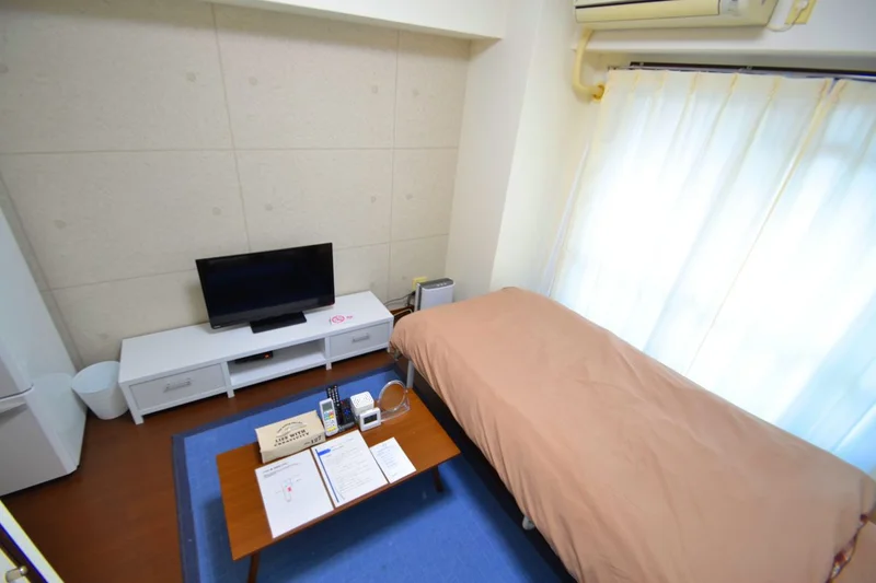 暖かい雰囲気が魅力的な1K！家具家電付きで入居されたその日から自宅のようにくつろいでいただける空間となっております。クローゼットもございますので、ぜひご利用ください(^^♪