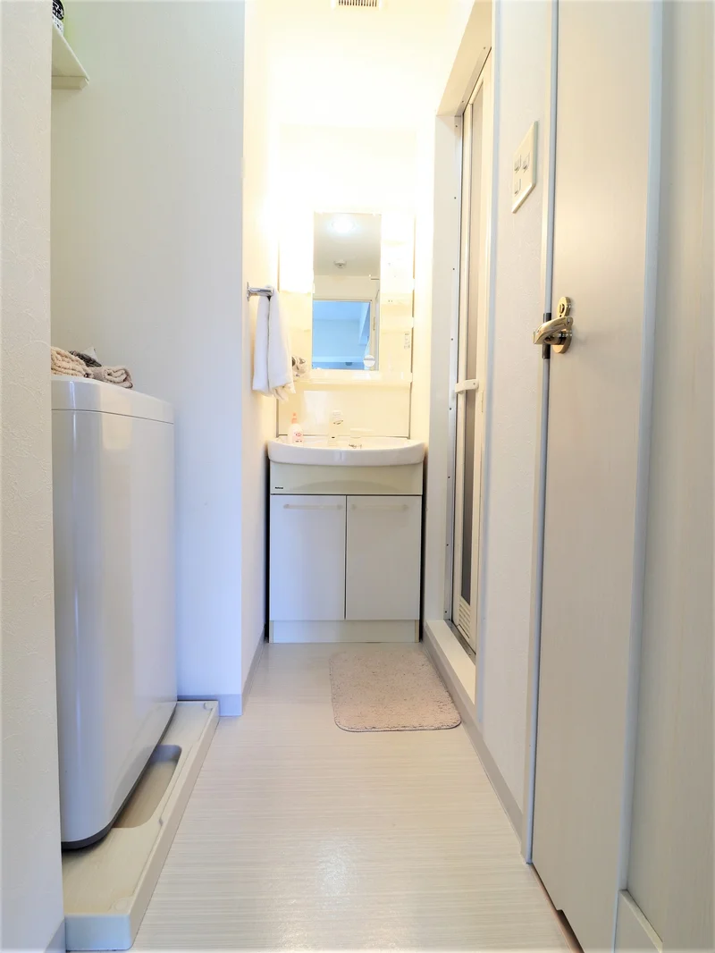 独立洗面台がある脱衣所なので、朝の身支度の際や、入浴の前後等、幅広いタイミングで重宝します。ドライヤーもご用意しておりますので、入浴後等にお使いください。(*’ω’*)