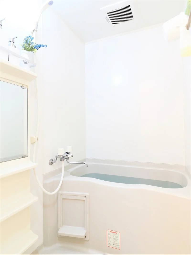 風呂トイレ別設計なので、気兼ねなくお使いいただけます。シャンプー・コンディショナー・ボディーソープを完備し、新品のボディータオルもご用意。勿論、洗剤とスポンジもあるので、掃除も可能です。風呂桶もご用意しておりますので、湯船に浸かっていただく際にも便利。普段家では浸からないけれど、という人こそ、こういう時には便利です。