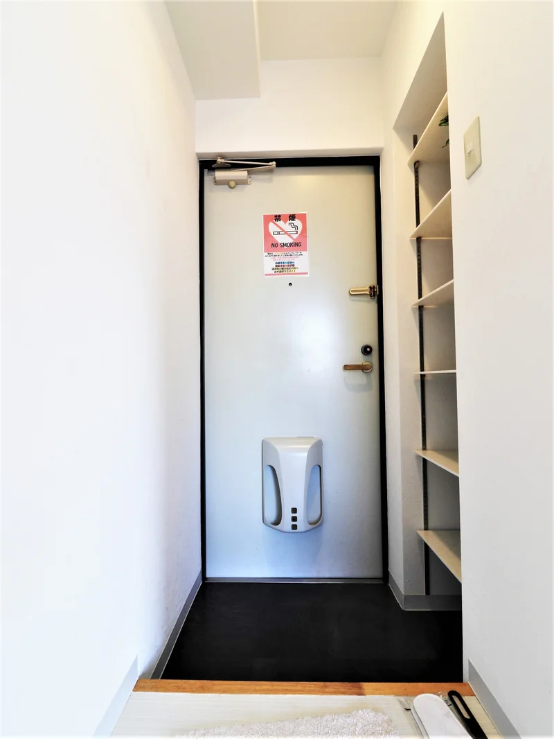 大型のシューズボックスを備えているので、女性の方や、長期利用、お二人でのご入居の際には特におすすめです。靴ベラや使い捨ての新品スリッパも備品としてご用意しておりますので、ご自由にお使いください。(*’ω’*)