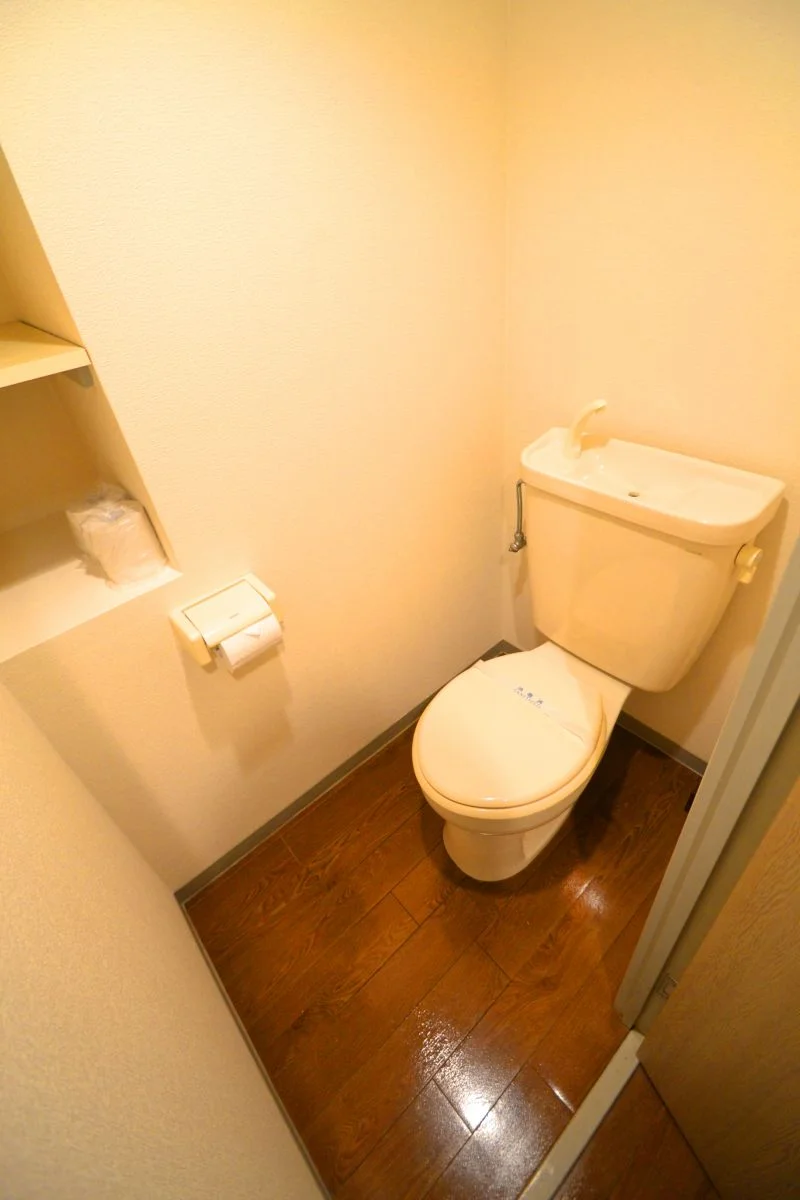 嬉しい風呂・トイレ別設計です。トイレットペーパーも3ロールご用意しておりますので、短期から長期の方まで安心してお過ごしいただけます。トイレブラシも備品として用意しておりますので、いつでも清潔に保つことが出来ます。(*’ω’*)