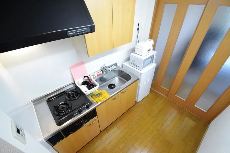 冷蔵庫、電子レンジ、ケトル、炊飯器、包丁やお鍋、フライパンなど簡単な調理器具までご用意しております。岡山市指定のゴミ袋もご用意しているのでご利用下さい(^^♪　リョービプラッツ フレッシュ・マルシェシンフォニー店まで徒歩７分なので、食材やお惣菜、お酒などお買い物ができます。アバンセ岡山天満屋店も徒歩８分です。