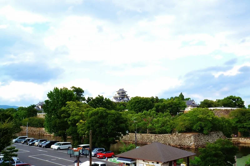 お部屋のベランダからの景色になります。岡山後楽園まで徒歩４分なので、観光・ビジネスに最高のお部屋ですね♪岡山県庁前なので、バスに乗れば岡山駅にも、どこにでも行けちゃいますね！！
