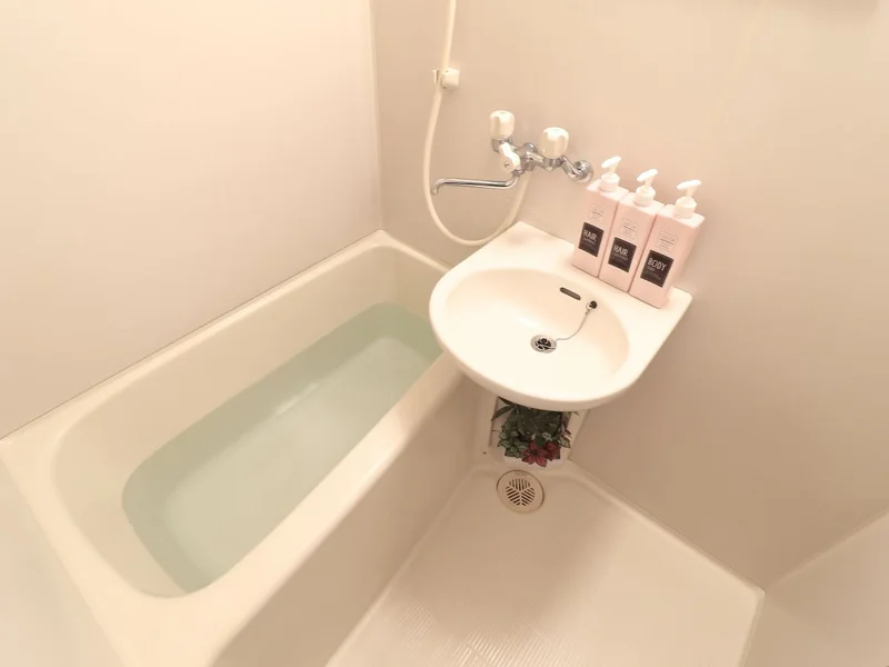 バストイレは別なので　湯船に浸かってゆっくり一日の疲れをとっていただけます♪