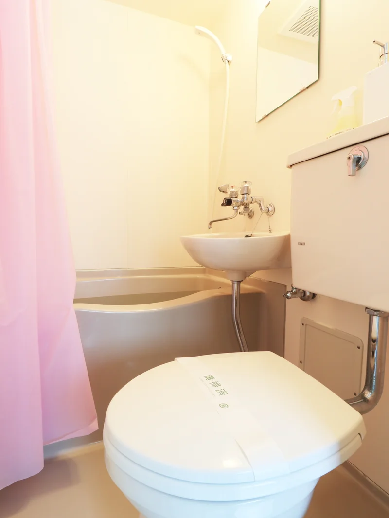 ささっとお風呂を済ませたい方にオススメのユニットバス！シャンプー・ボディーソープなど充実の品ぞろえです♪また、トイレブラシなど他では置いてない備品もご用意しておりますので、短期～長期でお住まいの方にも「あったら助かるものが多い」とご好評いただいております(^^♪