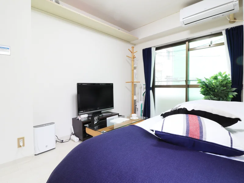 おしゃれな洋室（デザインクロス付）家具家電付きで入居されたその日から自宅のようにくつろいでいただける空間となっております。