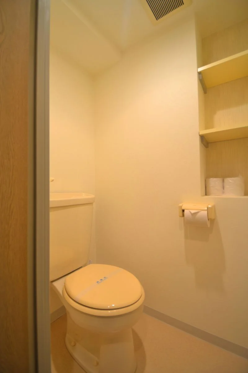 嬉しい風呂・トイレ別設計です。トイレットペーパーも3ロールご用意しておりますので、短期から長期の方まで安心してお過ごしいただけます。トイレブラシも備品として用意しておりますので、いつでも清潔に保つことが出来ます。(*’ω’*)