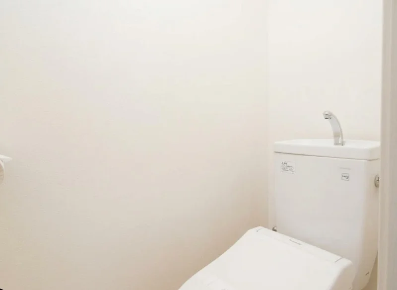 トイレはウォシュレットつき！トイレットペッパーはもちろん、芳香剤やトイレブラシなども御準備しておりますので、お住まいの方にもあったら助かるものが多いとご好評いただいております♪