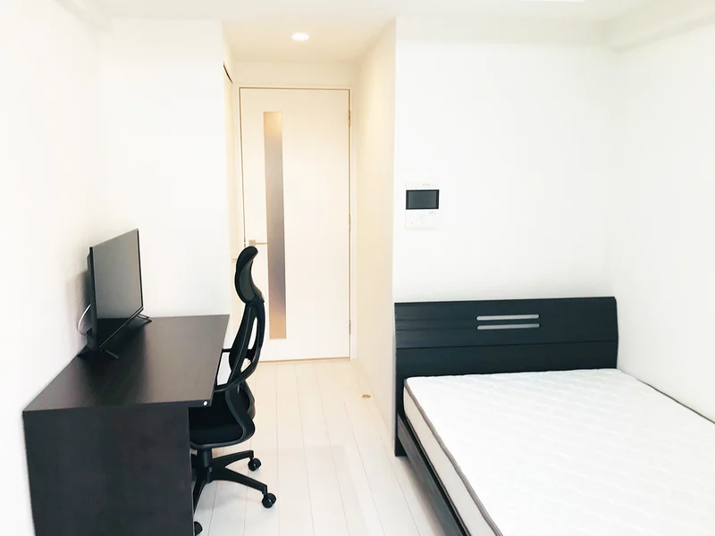 写真はお部屋のイメージです。ラグなどの室内装飾はございません。