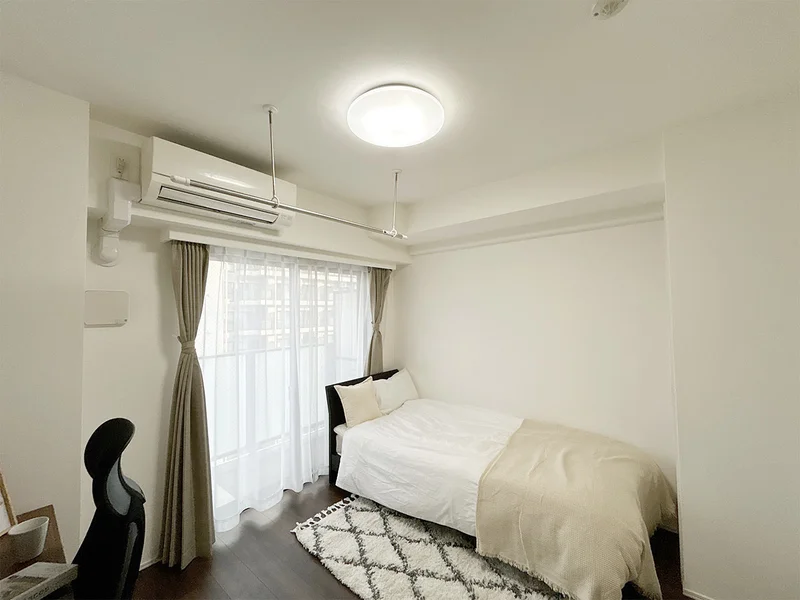 写真はお部屋のイメージです。ラグなどの室内装飾はございません。