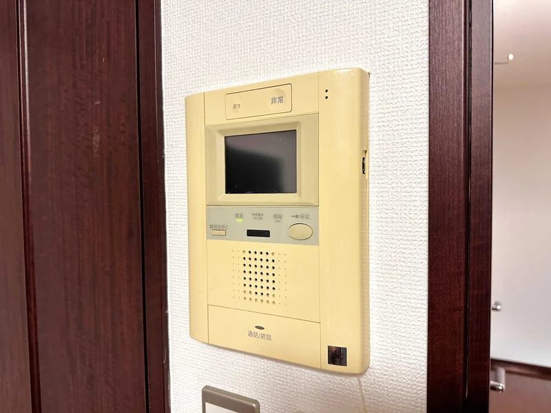 【設備画像】防犯対策もバッチリ★TV付きインターホンは女性の岡山イオンモール前（岡山駅東口前）ウィークリーマンションでの1人暮らしでも安心してお過ごしいただけます♪