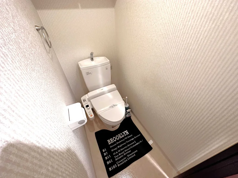 【トイレ画像】ウォシュレット付トイレです(*^^)v清掃道具もご用意しております☆彡岡山イオンモール前（岡山駅東口前）ウィークリーマンションでは標準設備です♪物件によっては２名以上での利用が可能な物件もあります♪