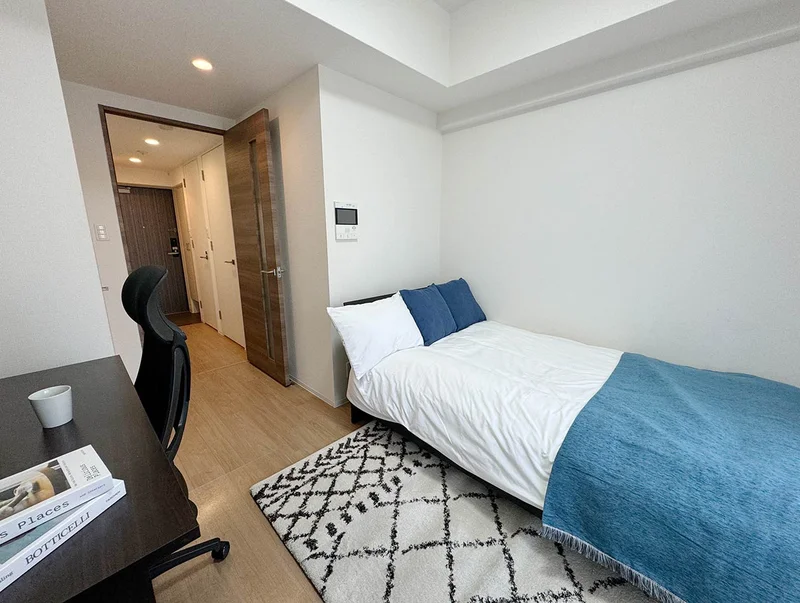 写真はお部屋のイメージです。ラグなどの室内装飾はございません。