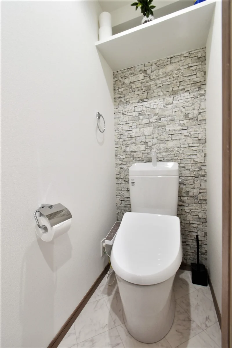 温水暖房便座付き！バストイレ別！　トイレットペーパーはもちろんトイレブラシや洗剤等備品も標準品！