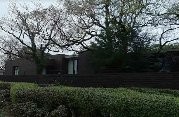 熊本県立美術館本館まで徒歩7分、550ｍ。