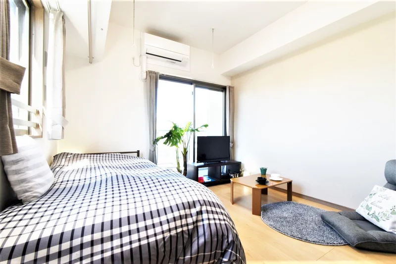角部屋でエアコン　冷暖房設備ありのマンスリーマンション♪　さわやかな雰囲気のインテリアで家具家電付きのマンスリーマンション！