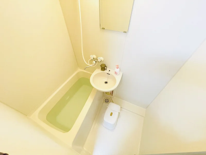 バストイレは別♪バスルームには風呂桶・風呂イス・風呂用洗剤・スポンジをご用意しておりますのでぜひご活用ください！