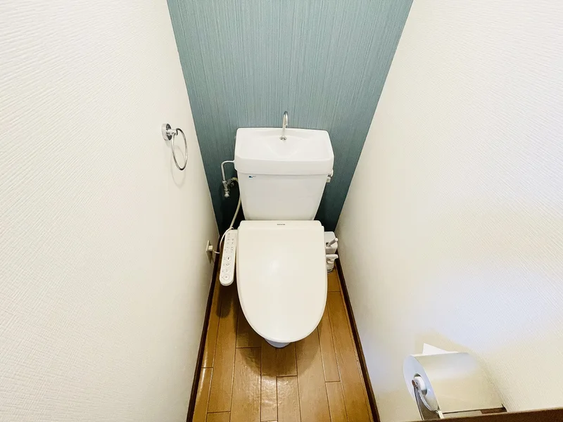 ウォシュレットつきのトイレです。老若男女皆様に安心してご利用いただけますね☆トイレにもトイレ用洗剤とトイレ用ブラシをご用意しておりますので長期ご利用の場合の気になる汚れなどもお掃除して頂けます＾＾