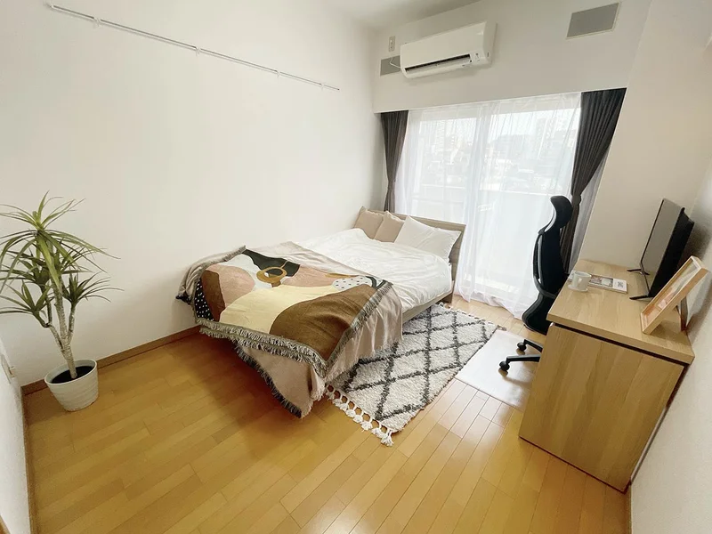 写真はお部屋のイメージです。ラグなどの室内装飾はございません。