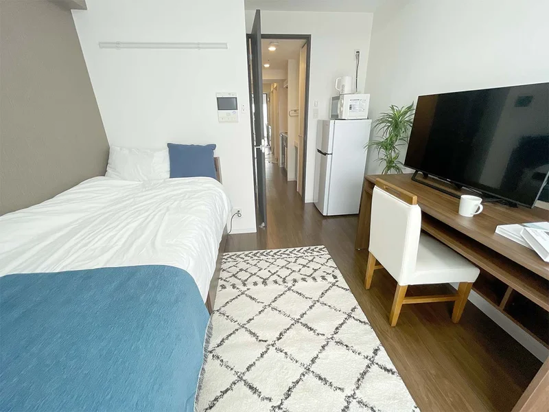 写真はお部屋のイメージです。ラグなどの室内装飾はございません。