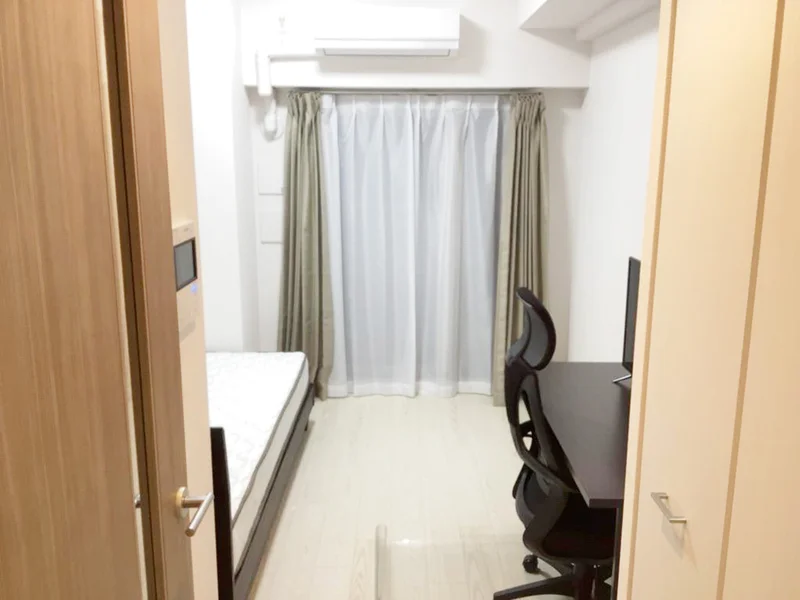 写真はお部屋のイメージです。ラグなどの室内装飾はございません。