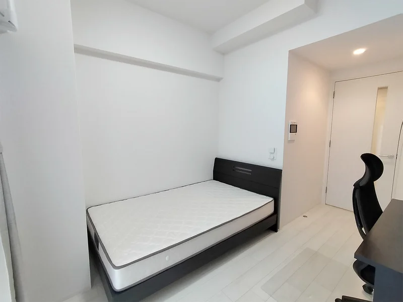 写真はお部屋のイメージです。ラグなどの室内装飾はございません。