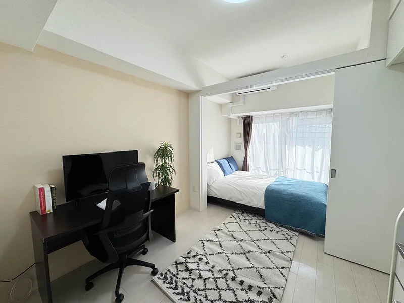 写真はお部屋のイメージです。ラグなどの室内装飾はございません。