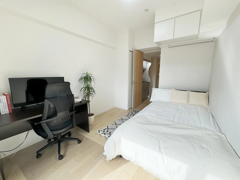 写真はお部屋のイメージです。ラグなどの室内装飾はございません。