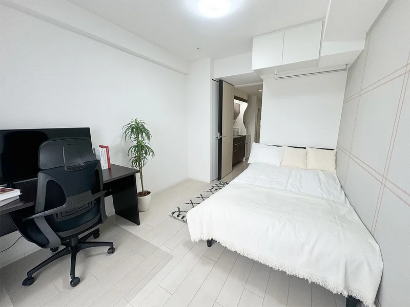 写真はお部屋のイメージです。ラグなどの室内装飾はございません。