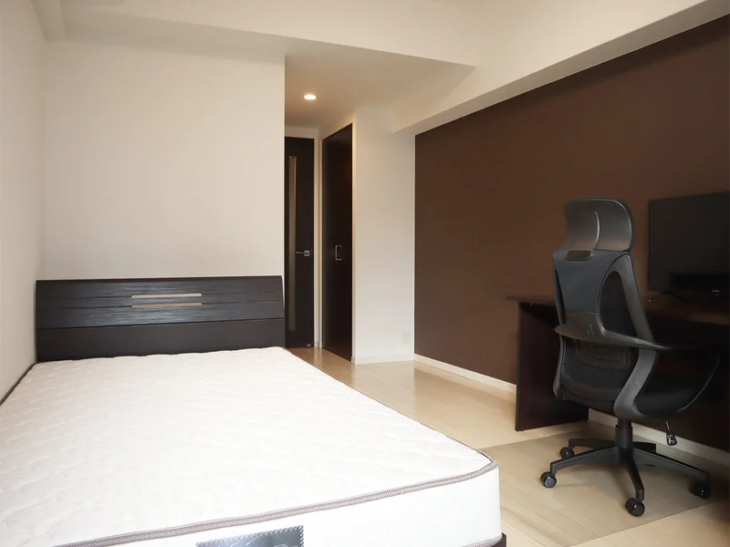 写真はお部屋のイメージです。ラグなどの室内装飾はございません。