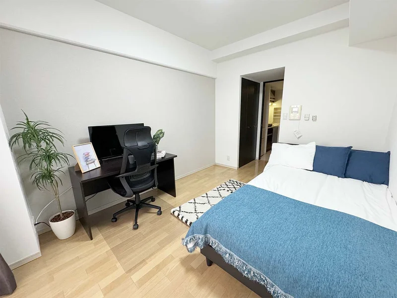 写真はお部屋のイメージです。ラグなどの室内装飾はございません。