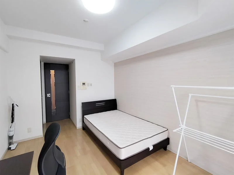 写真はお部屋のイメージです。ラグなどの室内装飾はございません。