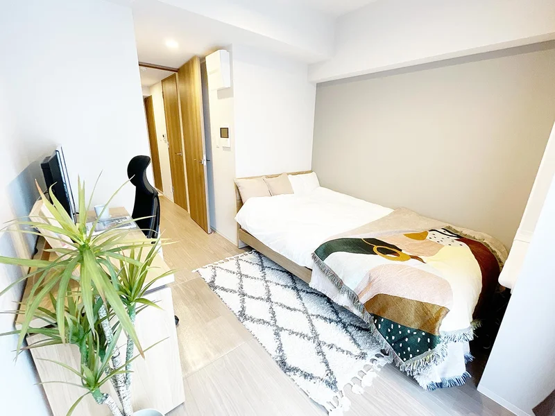 写真はお部屋のイメージです。ラグなどの室内装飾はございません。