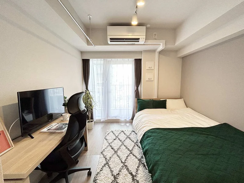 写真はお部屋のイメージです。ラグなどの室内装飾はございません。