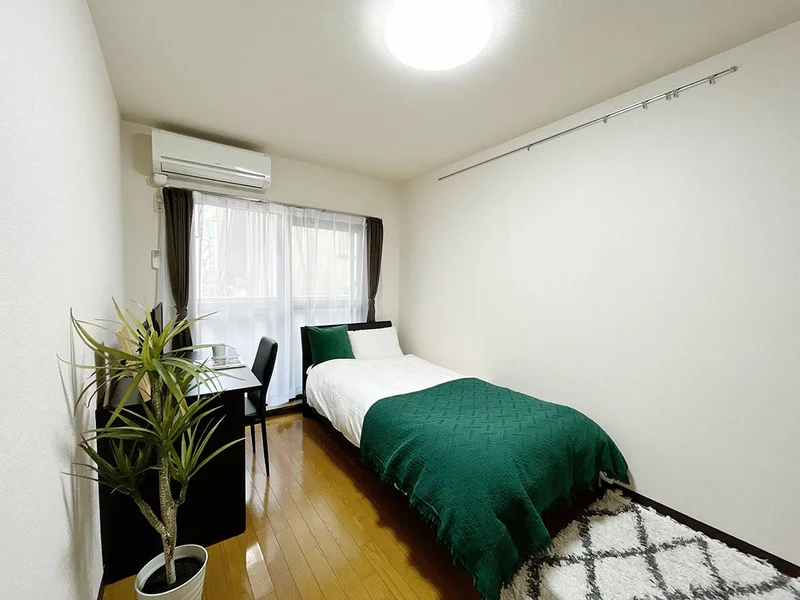写真はお部屋のイメージです。ラグなどの室内装飾はございません。