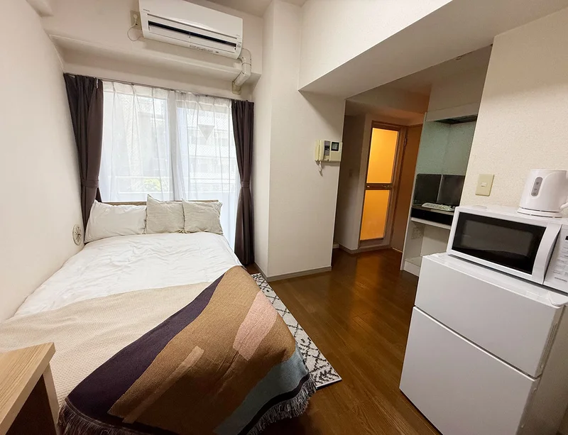 写真はお部屋のイメージです。ラグなどの室内装飾はございません。