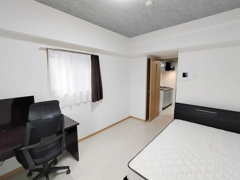 写真はお部屋のイメージです。ラグなどの室内装飾はございません。