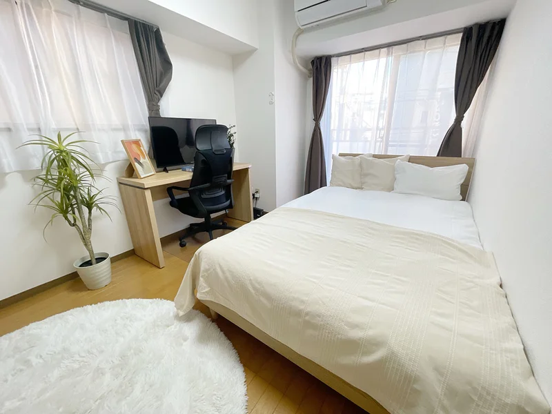 写真はお部屋のイメージです。ラグなどの室内装飾はございません。