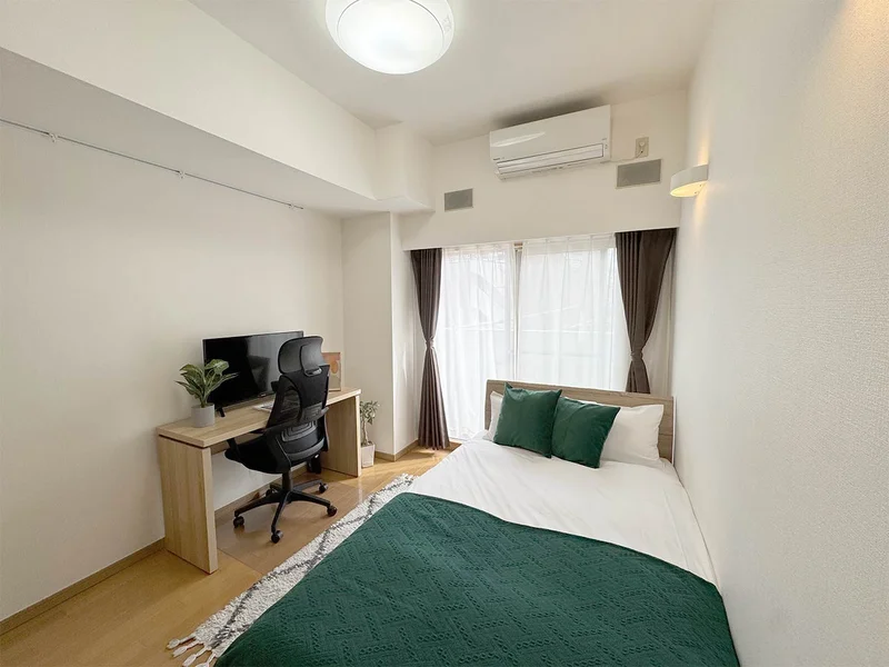 写真はお部屋のイメージです。ラグなどの室内装飾はございません。