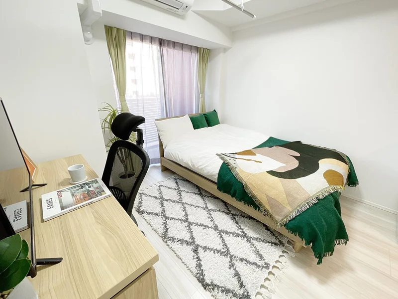 写真はお部屋のイメージです。ラグなどの室内装飾はございません。