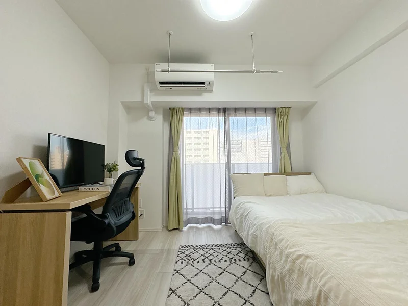 写真はお部屋のイメージです。ラグなどの室内装飾はございません。