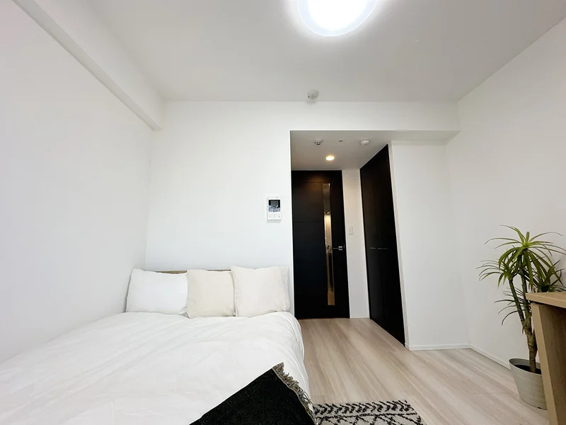 写真はお部屋のイメージです。ラグなどの室内装飾はございません。