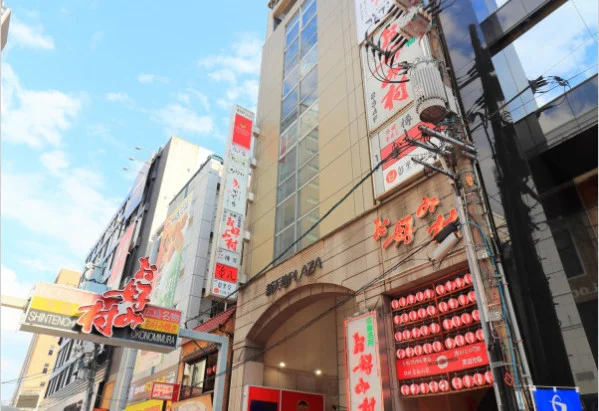 お好み村まで徒歩４分・・・広島といえばお好み焼き！たくさんのお好み焼き屋が一挙に立ち並んでいますので県外の方はこちらに行けば、特徴のある色んなお店に出会えるはずです！