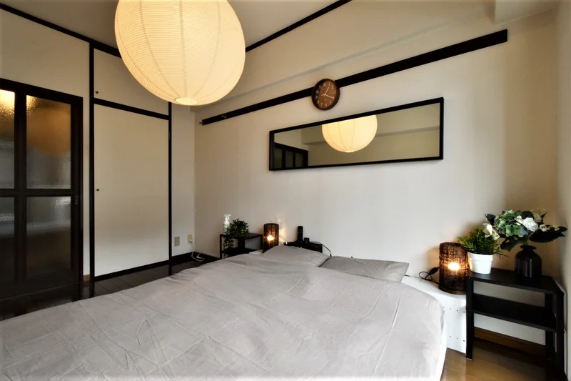 ダブルベット使用の角部屋！　おしゃれなインテリアが魅力的な室内で　家具家電付きのホテルより割安なマンスリーマンション！