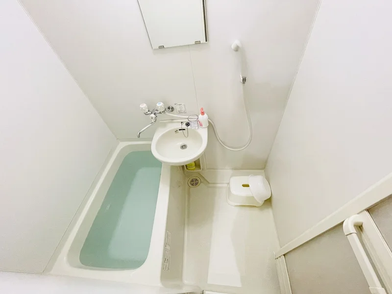 バストイレは別♪バスルームには風呂桶・風呂イス・風呂用洗剤・スポンジをご用意しておりますのでぜひご活用ください！