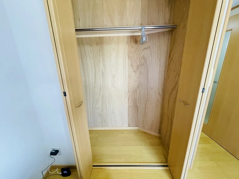 収納スペースも広く、長期滞在でも安心！！嬉しいポール付☆☆