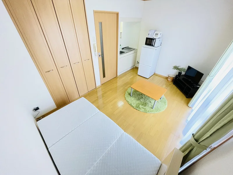 温かい雰囲気のお部屋！自宅で暮らすような空間が魅力的♪出張の方はもちろん、学生さんや観光でいらっしゃる方にもSマンスーのお部屋は家具・家電・備品の充実度が高いため大変ご好評いただいております。