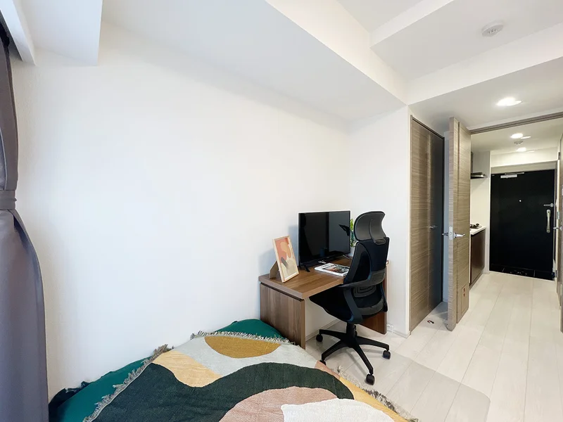 写真はお部屋のイメージです。ラグなどの室内装飾はございません。