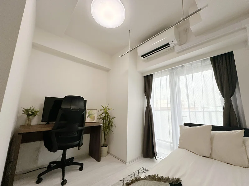 写真はお部屋のイメージです。ラグなどの室内装飾はございません。