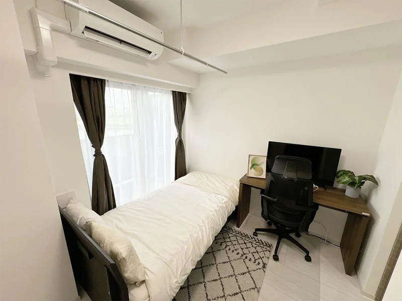 写真はお部屋のイメージです。ラグなどの室内装飾はございません。